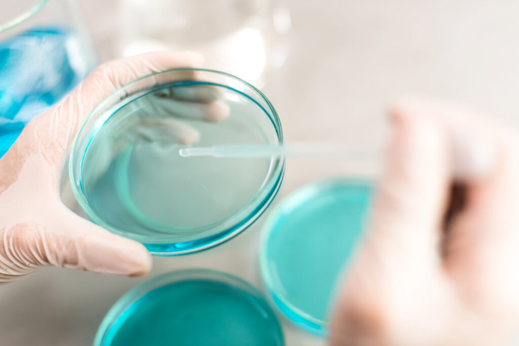 manos-cortadas-realizando-experimentos-con-productos-quimicos-en-el-laboratorio